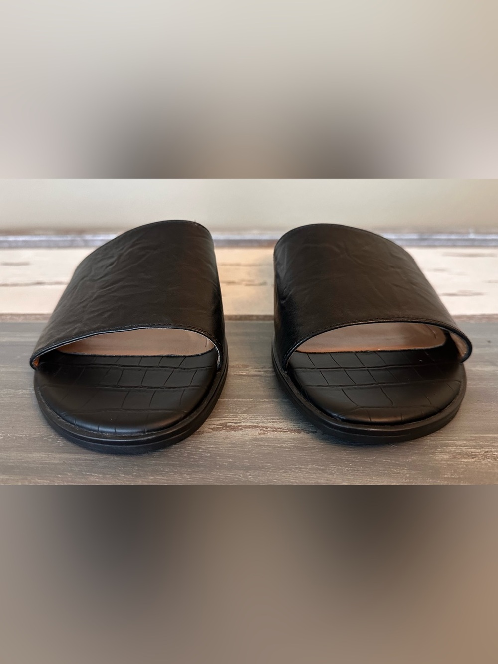 🖤 Vionic Black Leather Slip-On Slide Sandals – Women’s Size 8 - Picture 2 of 6